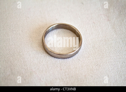 Semplice anello color argento Foto Stock