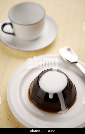 Dessert su una piastra e una tazza di tè Foto Stock