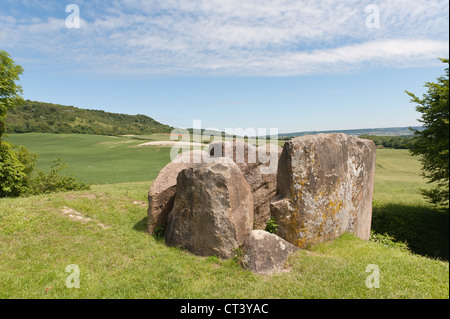 Coldrum Longbarrow megalitiche del Neolitico Long Barrow e il cerchio di pietra sulla luminosa giornata di sole Foto Stock