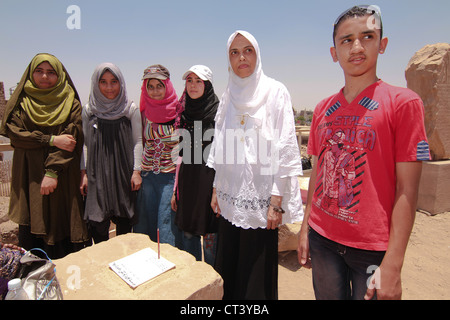 I bambini della scuola da Aswan condurre esperimenti utilizzando le matite per mostrare la posizione del sole a mezzogiorno del solstizio d'estate. Foto Stock