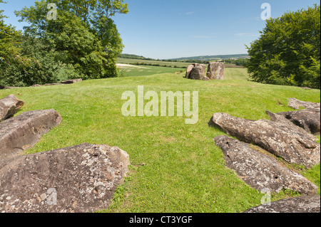 Coldrum Longbarrow megalitiche del Neolitico Long Barrow e il cerchio di pietra sulla luminosa giornata di sole Foto Stock