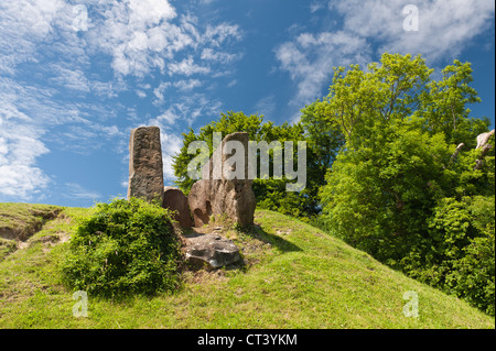 Coldrum Longbarrow megalitiche del Neolitico Long Barrow e il cerchio di pietra sulla luminosa giornata di sole Foto Stock