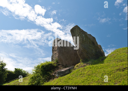 Coldrum Longbarrow megalitiche del Neolitico Long Barrow e il cerchio di pietra sulla luminosa giornata di sole Foto Stock