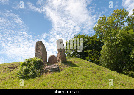 Coldrum Longbarrow megalitiche del Neolitico Long Barrow e il cerchio di pietra sulla luminosa giornata di sole Foto Stock