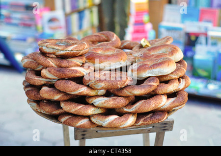 Turchia, Istanbul, tradizionale turca bagel con semi di sesamo per la vendita Foto Stock
