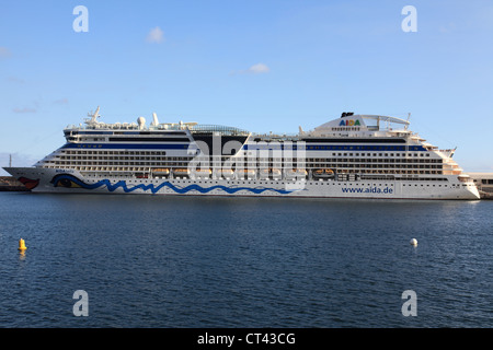 Il tedesco nave da crociera AIDA bella nel porto di Funchal, Madeira, Portogallo, dell'Europa. Foto di Willy Matheisl Foto Stock