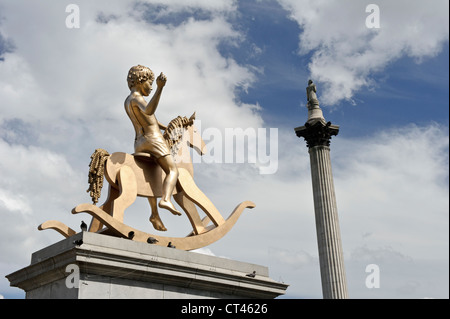 "Ragazzo sul cavallo a dondolo', Trafalgar Square, Londra, Inghilterra, Regno Unito. Foto Stock