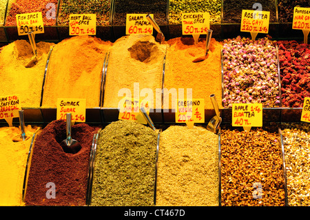 Turchia, Istanbul, Eminoenue e il Bazar delle Spezie, il Bazaar Egiziano, Display di spezie Foto Stock