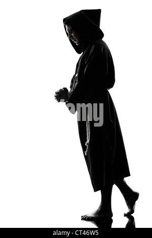 Un uomo caucasico sacerdote pregare silhouette in studio isolato su sfondo bianco Foto Stock