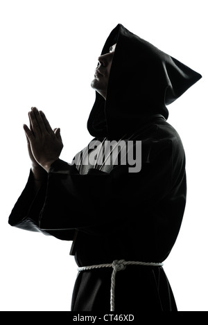 Un uomo caucasico sacerdote pregare silhouette in studio isolato su sfondo bianco Foto Stock