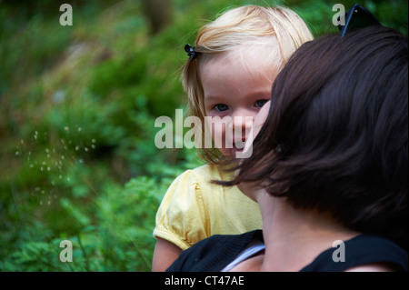 Ritratto di giovane donna madre e bambino biondo Baby girl esplorare nella foresta di estate Foto Stock