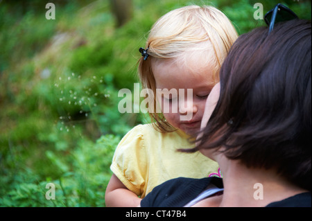 Ritratto di giovane donna madre e bambino biondo Baby girl esplorare nella foresta di estate Foto Stock