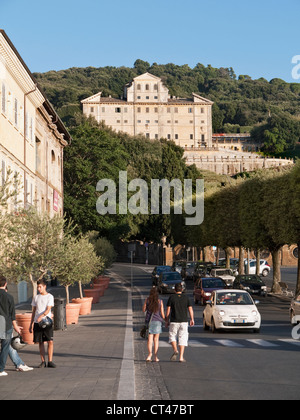 Frascati, Lazio, Italia. Piazza Roma., dominato dalla Villa Aldobrandini sulla collina dietro Foto Stock