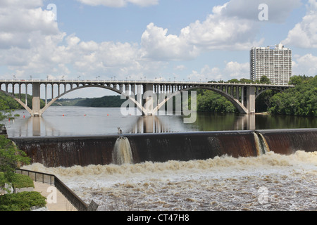 La Ford Parkway ponte che collega Minneapolis e Saint Paul in Minnesota. Foto Stock