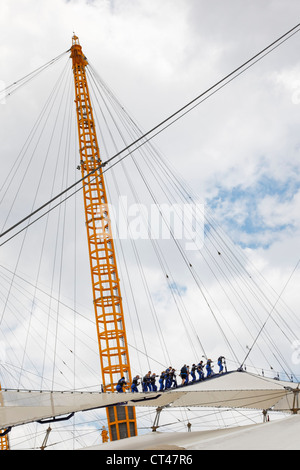 O2 Skywalk sopra il tetto dell'O2 Dome. Foto Stock