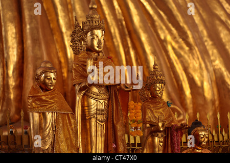Myanmar Birmania, Yangon. Interior shot di Chaukhtatgyi tempio, con statue dorate. Foto Stock