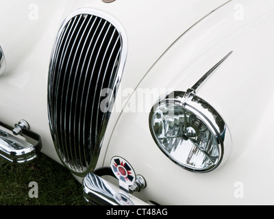 Jaguar XK140 estremità anteriore dettaglio, griglia cromata e il faro Foto Stock