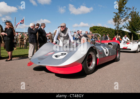 Classic Cars racing essendo spinto per la griglia di partenza, Goodwood 2010 Foto Stock