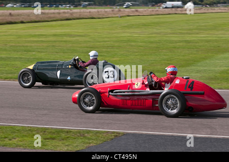 Maserati 250F e Cooper-Bristol Mk1 T20 racing al Goodwood 2010 Foto Stock