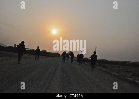 I paracadutisti del 3° Platoon, Alpha Battery, 2° Battaglione (Airborne), 377° Regiment di artiglieria da campo, effettuano una pattuglia di sicurezza fuori dalla base operativa Forward Salerno 7 luglio 2012. Lo scopo della pattuglia era quello di facilitare i membri del team di fidanzamento femminile, mentre hanno condotto ingaggi chiave sia in una scuola di girlsâ€™ nel villaggio di Mangas e discutere il programma di ostetrica nel villaggio di Kunday. Foto Stock