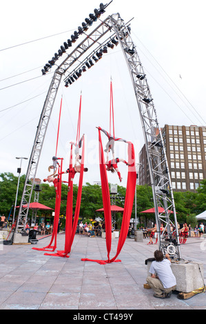 Montréal complètement cirque festival in luogo Émilie-Gamelin. Foto Stock