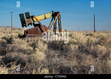 Maricopa, California - Un abbandonato il pozzo di petrolio nel settore del petrolio e del gas nel sud della San Joaquin Valley. Foto Stock