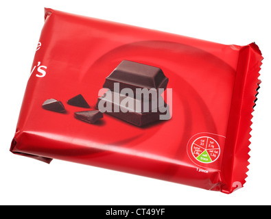 Mezza mangiato avvolto dark chocolate bar Foto Stock