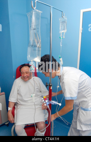 Anziani hosp. Paziente con un infermiere Foto Stock