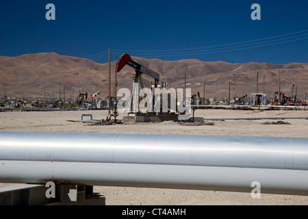 Taft, California - conduttura di gas naturale nel settore del petrolio e del gas del sud della San Joaquin Valley. Foto Stock