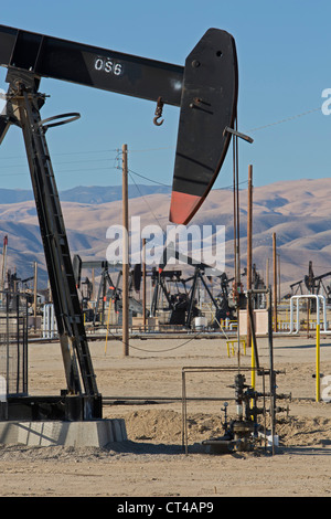 Taft, California - pozzi di petrolio nel settore del petrolio e del gas del sud della San Joaquin Valley. Foto Stock