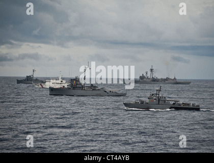 BRP Salvador Abcede (PG 114), BRP Miguel Malvar (PS 19), PCG Pampanga (SARV 003), BRP Iloilo (PS 32) e fregata missilistica guidata USS Vandegrift (FFG 48) si uniscono a USCGC Waesche (WMSL 751) per un esercizio fotografico (PHOTEX). L'evento segna la conclusione della fase in mare della cooperazione a galla preparazione e formazione (CARAT) Filippine 2012. IL CARAT è una serie di esercitazioni militari bilaterali tra la Marina militare degli Stati Uniti e le forze armate di Bangladesh, Brunei, Cambogia, Indonesia, Malesia, Filippine, Singapore e Thailandia. Timor Est si unisce per la prima volta al 2012. Foto Stock