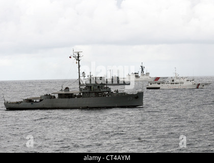 BRP Iloilo (PS 32), PCG Pampanga (SARV 003), BRP Malvar (PS 19) e USCGC Waesche (WMSL 751) si uniscono a USS Vandegrift (FFG 48) per un esercizio fotografico (PHOTOEX). L'evento segna la conclusione della fase in mare della cooperazione sotto sforzo a galla preparazione e formazione (CARAT) Filippine 2012. IL CARAT è una serie di esercitazioni militari bilaterali tra la Marina militare degli Stati Uniti e le forze armate di Bangladesh, Brunei, Cambogia, Indonesia, Malesia, Filippine, Singapore e Thailandia. Timor Est si unisce per la prima volta al 2012. Foto Stock