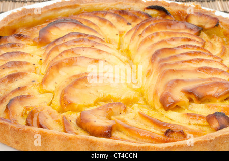 Close-up di un classico pane appena sfornato francese crostata di Apple Foto Stock