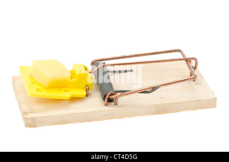 Un set mousetrap con un pezzo di formaggio - studio shot con uno sfondo bianco Foto Stock