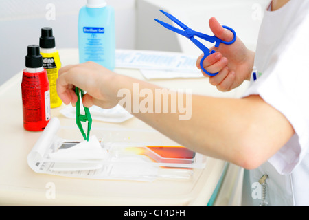 Infermiere cura di erogazione Foto Stock