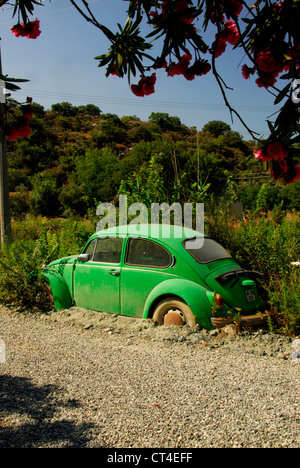 Un abbandonato VW Beetle 1302. Dalyan, Turchia. Foto Stock