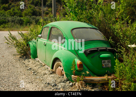 Un abbandonato VW Beetle 1302. Dalyan, Turchia. Foto Stock