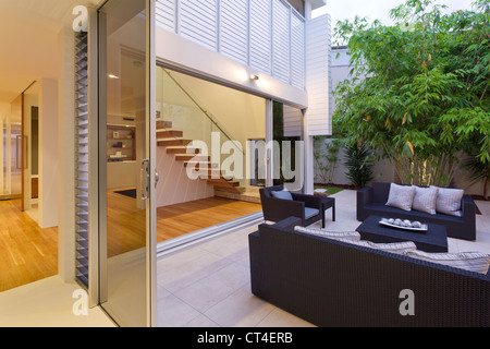 Cortile moderna con area di intrattenimento in elegante casa australiana Foto Stock
