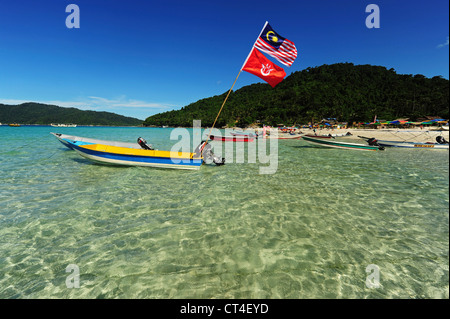 Malaysia, Perhentian Islands, Perhentian Kecil, turchese trasparente vedere e spiaggia di sabbia bianca Foto Stock