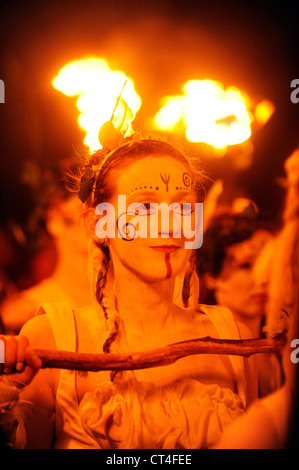 Gli artisti interpreti o esecutori prendere parte all'annuale Beltane Fire Festival su Calton Hill, Edimburgo, Scozia. Foto Stock