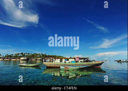 La Malesia, Borneo, Semporna, Mabul, Dayak Lau (zingari del mare) che vivono su barche e case di legno su stilt Foto Stock