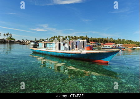 La Malesia, Borneo, Semporna, Mabul, Dayak Lau (zingari del mare) che vivono su barche e case di legno su stilt Foto Stock