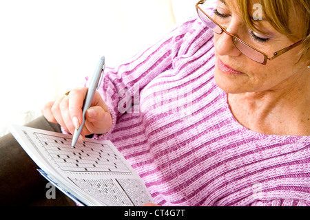 Anziani P. FACENDO CR-parola puzzle Foto Stock