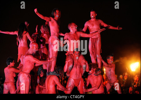 Gli artisti interpreti o esecutori prendere parte all'annuale Beltane Fire Festival su Calton Hill, Edimburgo, Scozia. Foto Stock