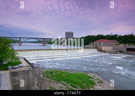 Ford parkway ponte sul fiume Mississippi e la diga di Ford e la centrale idroelettrica di Highland Park minnesota Foto Stock