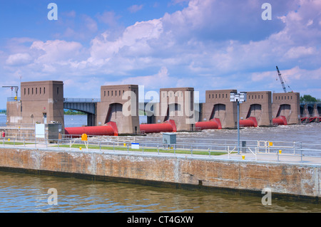 Bloccare e diga numero 7 sulla parte superiore del fiume Mississippi in La Crescent Minnesota mostra principale struttura di comando e bloccare Foto Stock