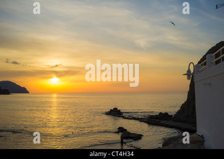 Alba sul Isleta del Moro villaggio e la sua baia Foto Stock