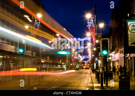 I percorsi del traffico in Fawcett Street, Sunderland City Centre nel nord est dell' Inghilterra Foto Stock