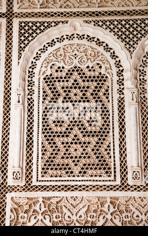 Intricata scultura in stucco nel Palazzo Bahia, Marrakech Marocco, Africa Foto Stock