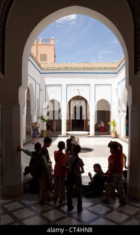 I bambini in visita al Palazzo Bahia, Marrakech marocco Foto Stock